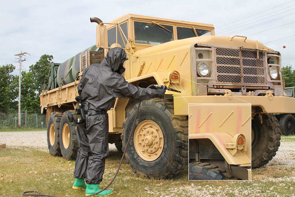 FLIR Agent Disclosure Spray™（ADS）は、化学兵器（CWA）が存在する際、表面の色が瞬時に変化します。